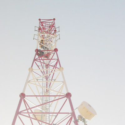 Zewnętrzna 100-metrowa metalowa wieża antenowa Samonośna 3 nogi
