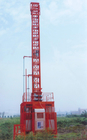Czerwono-biała wieża szybkiego wdrażania Teleskopowa do wiszącej anteny komunikacyjnej