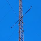 Trójkątna wieża radiowo-telekomunikacyjna z drutu stalowego