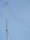 Ocynkowany maszt telekomunikacyjny z odciągami o długości 50 m