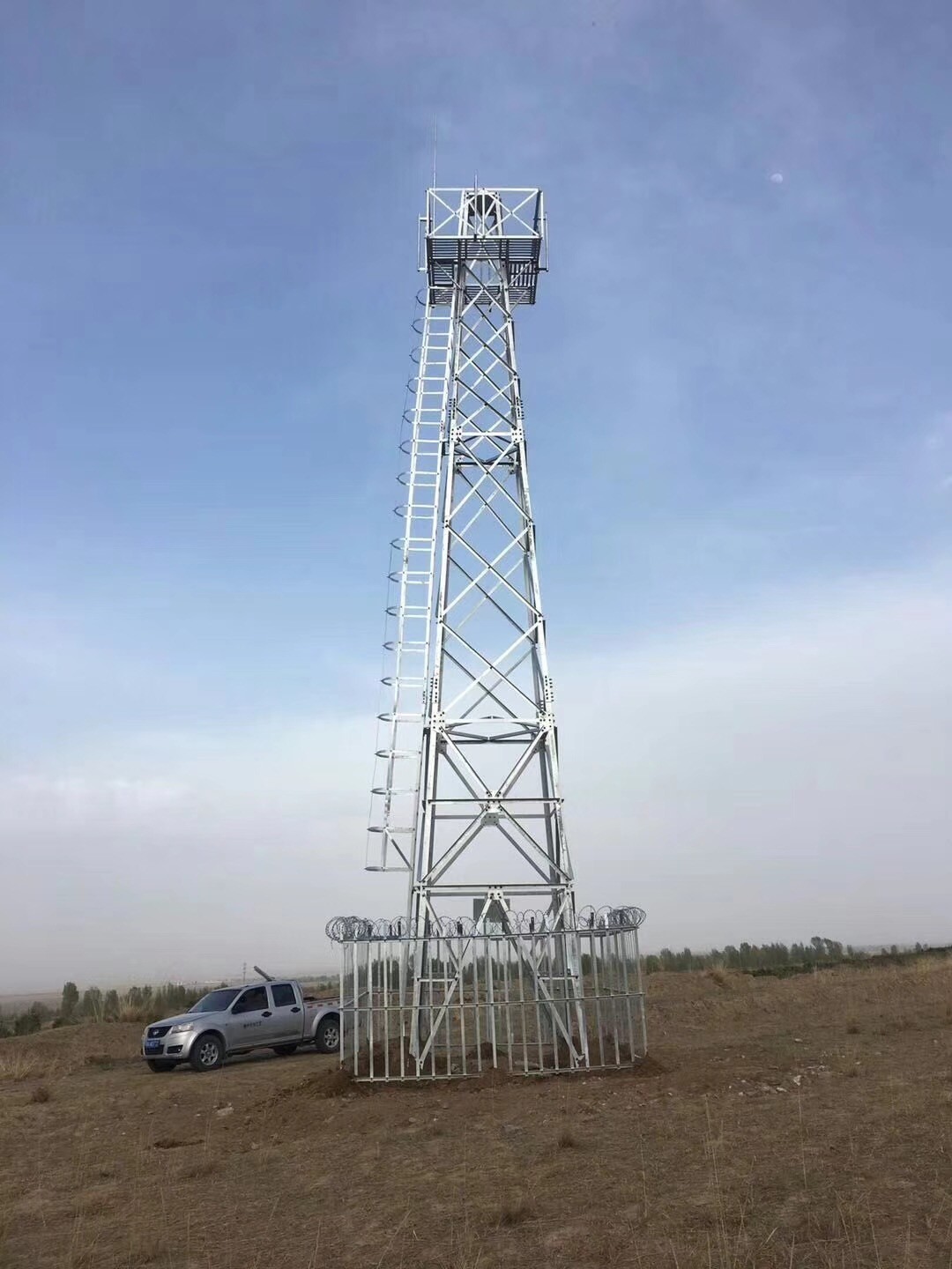 50-metrowa wieża monitoringu przeciwpożarowego lasu